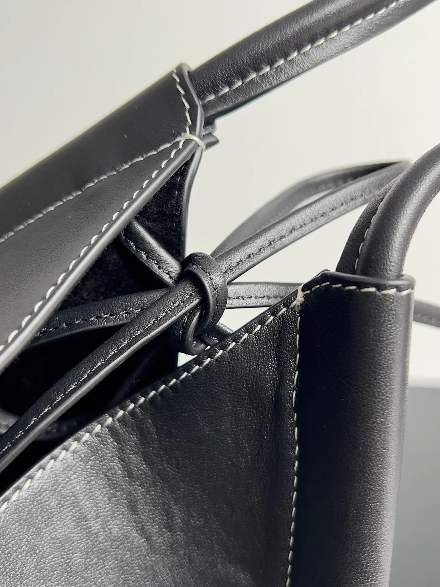 Batch 2060 BOTTEGA VENETA's new medium-sized SOLSTICE shoulder bag for women, B Art Aesthetics II is extremely simple and time aesthetics. Bottega Veneta Solstice. Pays tribute to the infinity of time and nature. It uses the iconic intrecciato leather weaving process and Knot elements to tell the perfect integration of time, astronomy, design language, humanity and craftsmanship, presenting a fashion full of story-telling. Style number: 794999 Size: 44*37*2cm
